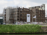 906299 Gezicht op de restauratie van de voormalige Cereolfabriek (Everard Meijsterlaan 1) te Utrecht, vanaf de Keulsekade.